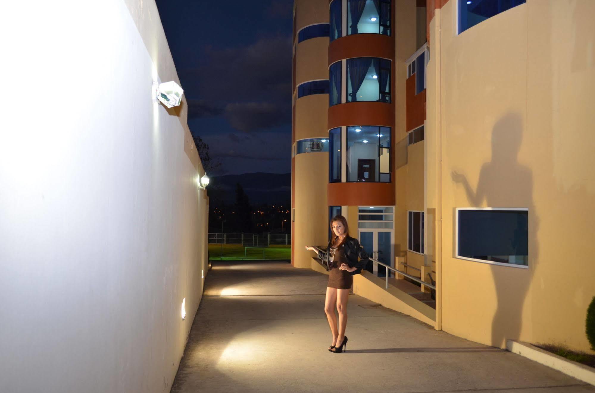 Hotel Versailles Ambato Esterno foto