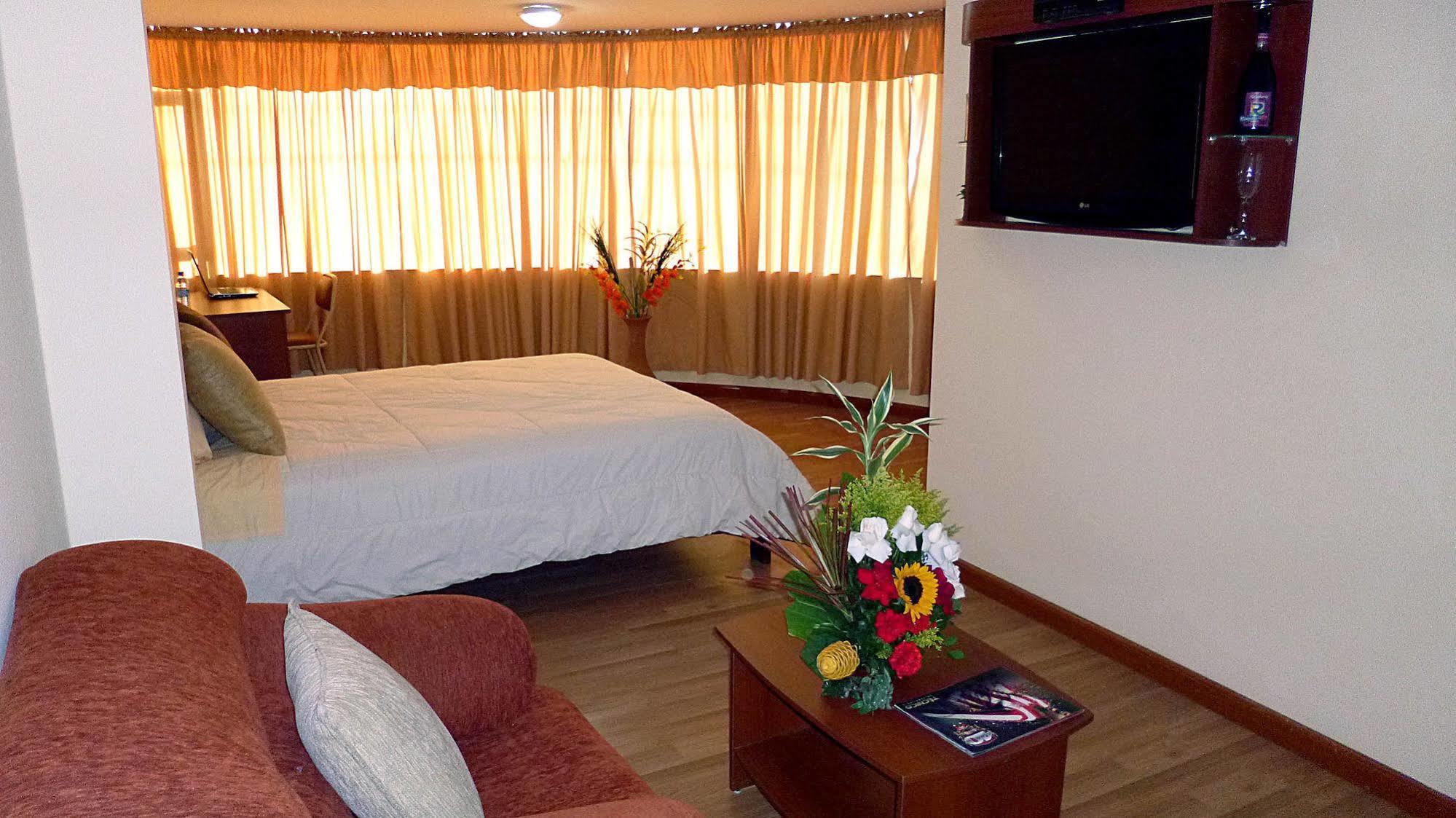 Hotel Versailles Ambato Esterno foto