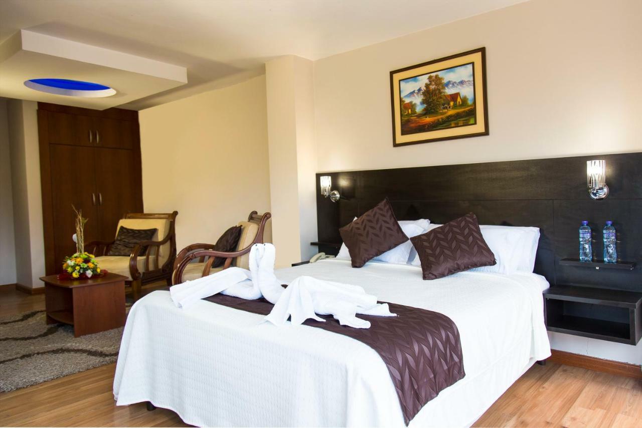 Hotel Versailles Ambato Esterno foto